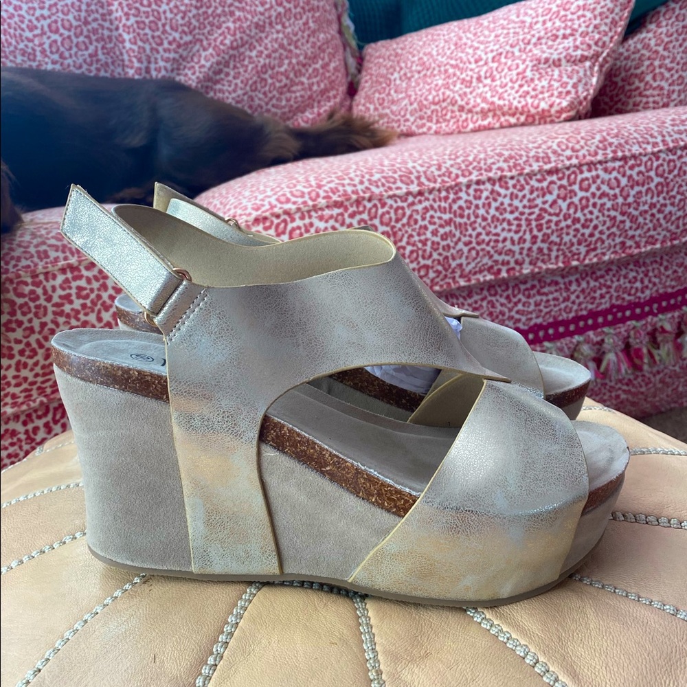 NWT Nature Breeze Wedge in Gold Sz 10